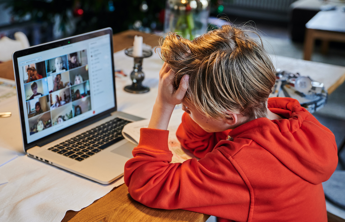 Un bambino alle prese con la didattica a distanza